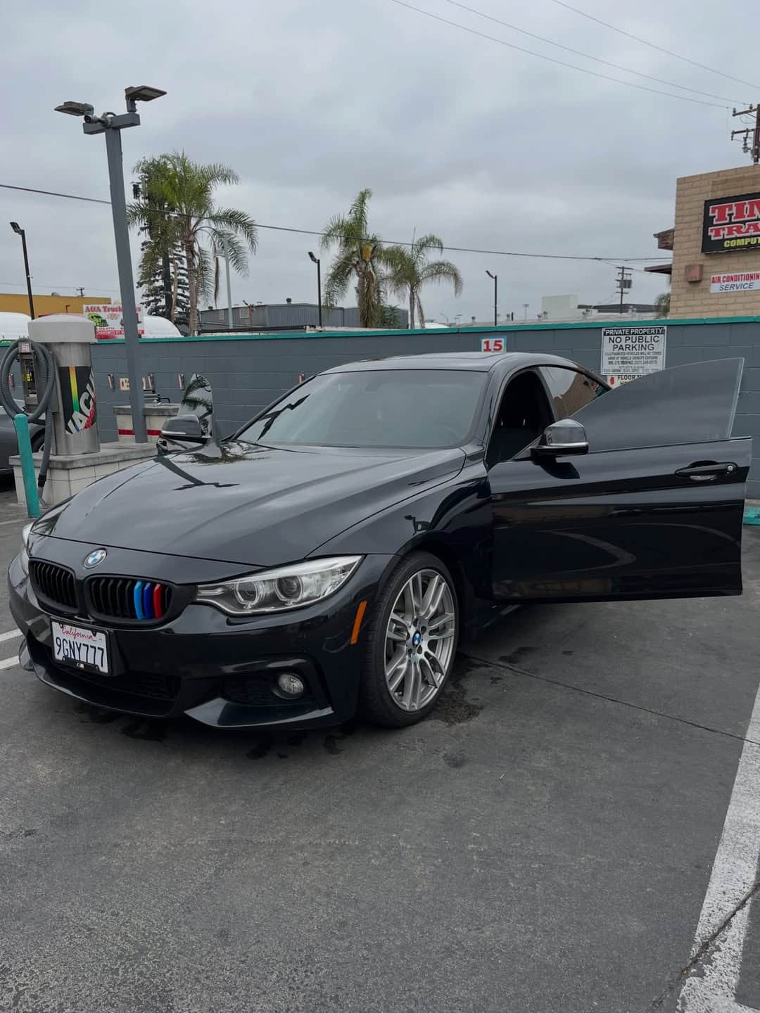Exterior limpio de un BMW después del detallado Kern Revive
